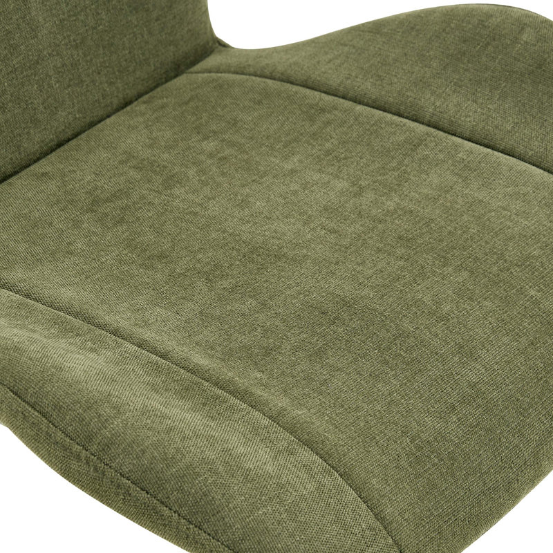 Table de salle à manger en panneau de fibres à densité moyenne noyer avec structure en X et huit chaises en tissu vert olive avec poignées intégrées pour une mobilité sans effort et des sièges polyvalents.
