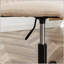 Fauteuil de bureau pivotant confortable, recouvert de polyester, avec hauteur réglable et roulettes à roulement fluide pour une productivité accrue.