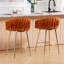 Tabouret de bar luxueux en velours avec dossier ondulé à la main, base chromée dorée et repose-pieds pour îlots de cuisine élégants