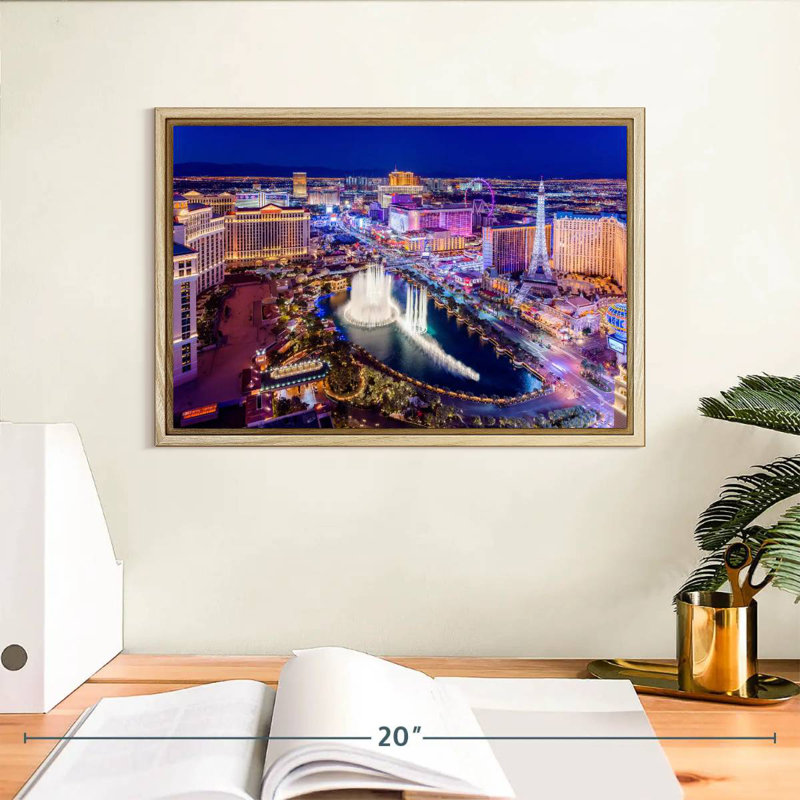 Las Vegas at Night Neon Lights, 13 po x 9 po, Cadre flottant en bois naturel