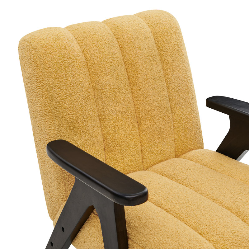 Fauteuil jaune avec piétement en bois massif et assise moelleuse.