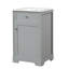 Meuble-lavabo de salle de bain de 50 cm (20 po) de couleur grise, avec un seul lavabo et une poignée de porte ronde. Style moderne avec lavabo en céramique blanche et grand espace de rangement pour une salle de bain bien rangée.