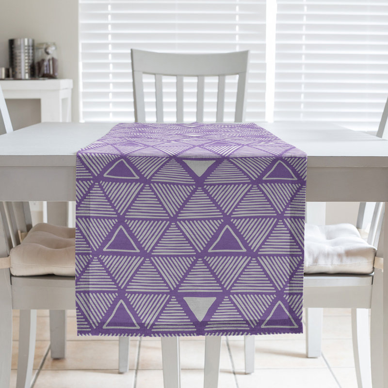 Chemin de table à triangles dessinés à la main Classic, 16 po x 72 po, Mauve lilas