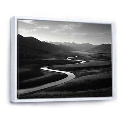 Rivière de montagne noire et blanche