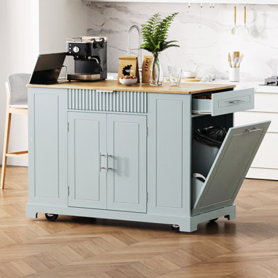 Îlot de cuisine cannelé avec rangement pour poubelle, prise de courant et roulettes pour plus de fonctionnalité et de commodité