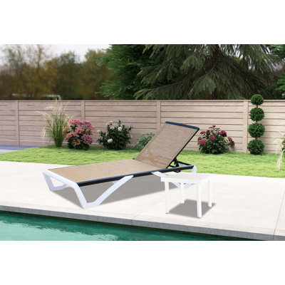 Chaise longue d'extérieur réglable en aluminium avec table