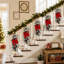 Décoration de Noël artificielle en forme de larme (55 cm) avec nœud rouge, baies et pommes de pin givrées, à suspendre à la porte d'entrée ou au mur.