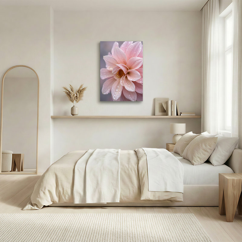 Dahlia rose avec gouttelettes d'eau et toile jaune au centre, H 24 po x l 16 po
