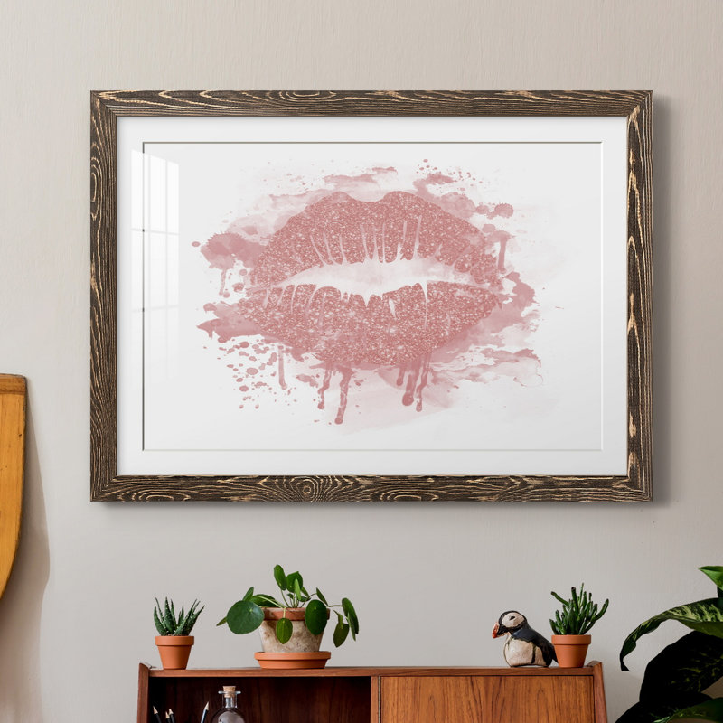 «Rose Gold Lips», impression sur papier encadrée, Papier, cadre noyer, H 31,5 po x l 23,5 po x P 1,5 po
