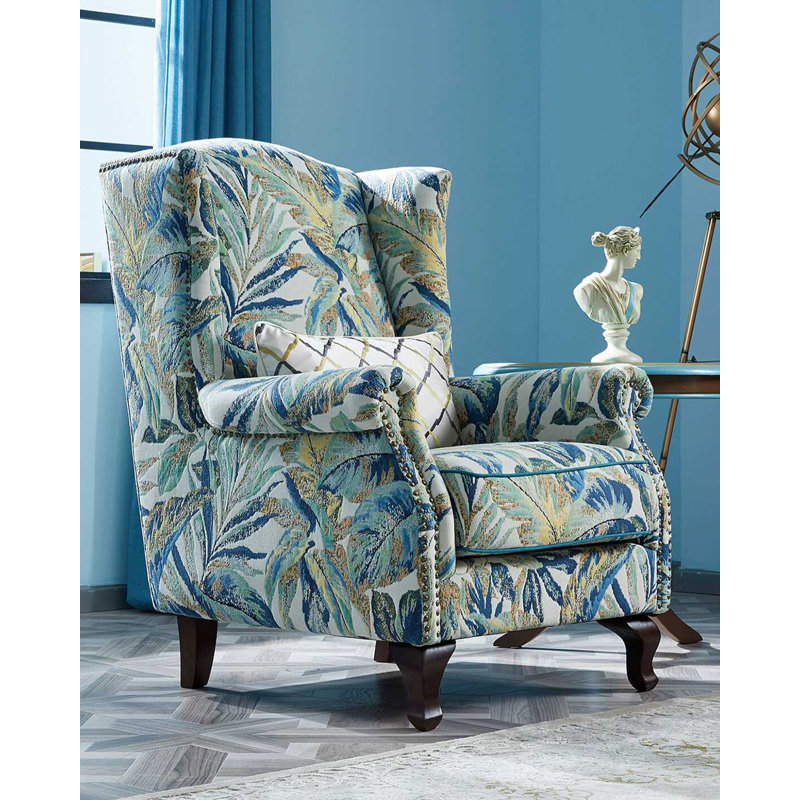Fauteuil de style américain avec structure en bois massif, tissu brodé en lin et coton et détails de rivets pour la chambre à coucher.