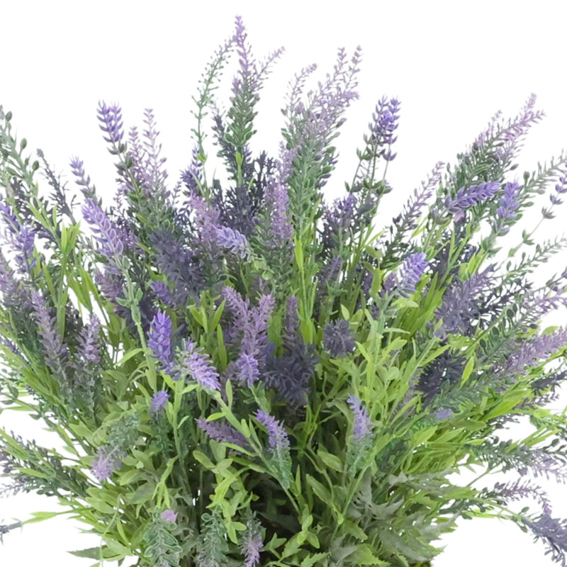 Lavande dans un vase décoratif en céramique