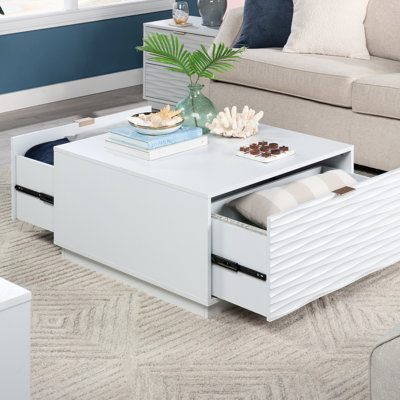 Table basse carrée blanche de style bord de mer, tiroirs pour ranger les jeux de société, détails dorés, grand plateau pour les boissons, construction compacte, idéale pour les pièces à vivre principales, dimensions compactes.