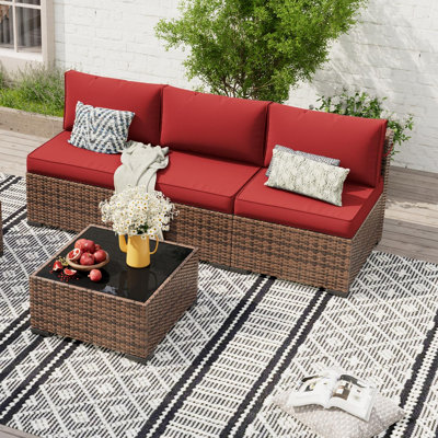 L'ensemble 4 pièces comprend trois chaises sans accoudoirs et une table basse