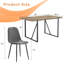 Ensemble de table et de chaises.Une table de salle à manger rectangulaire rétro minimaliste avec un dessus spécialement texturé et des pieds en métal noir. Elle est accompagnée de 4 chaises en tissu de lin gris foncé.-234815435