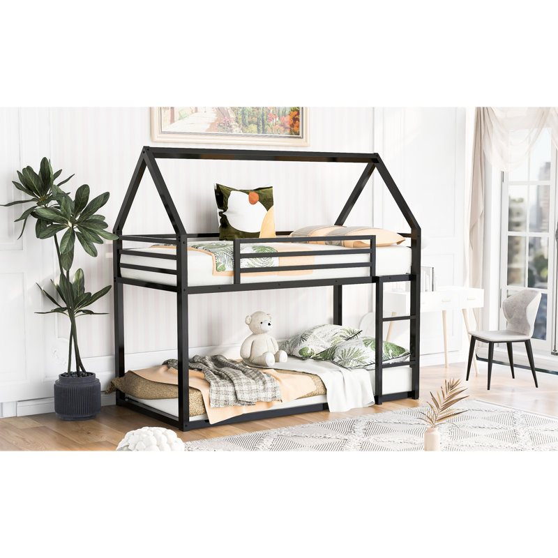 Lit simple superposé au-dessus d'une maison noire - et fiable pour la construction, Noir