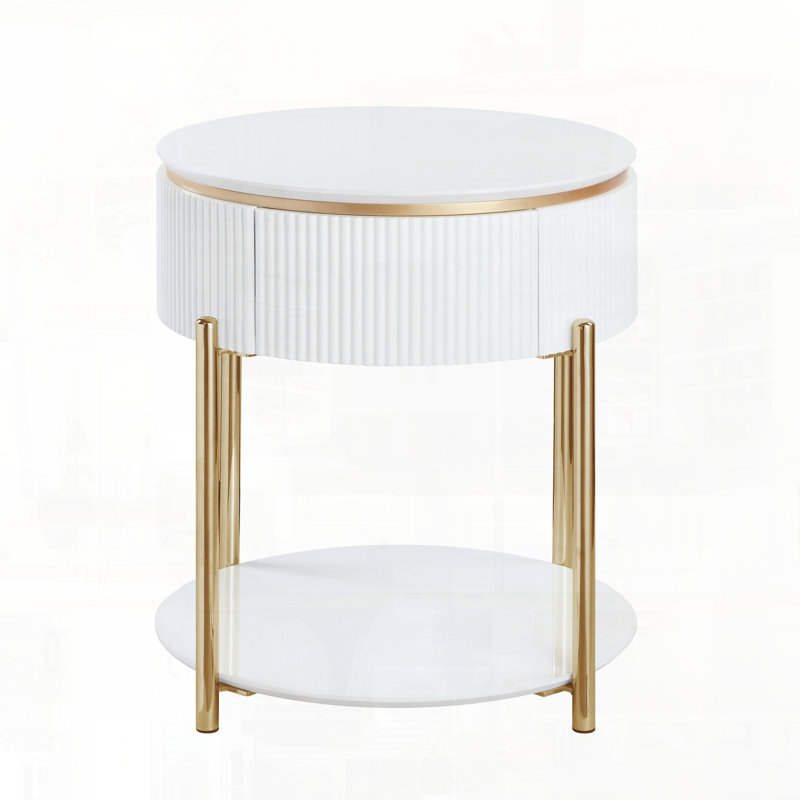 Table de bout fabriquée en bois composite avec des pieds en métal robustes