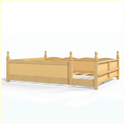 Lit grand format pour enfants Montessori avec garde-corps pleine longueur, à côté d'une bibliothèque, design enfantin, finition en bois naturel
