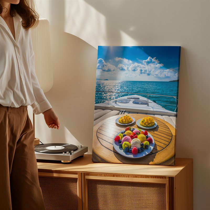 Reproduction d'art sur toile, un luxueux voilier sur un océan bleu vif sous un ciel clair avec des nuages blancs moelleux illuminés par le