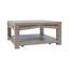 Table basse carrée Lockington 38 pouces en pin massif, style rustique moderne, avec roulettes et étagère