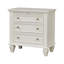 Charmante table de chevet à 3 tiroirs avec plateau escamotable, parfaite pour les chambres de style chalet et le rangement amélioré