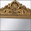 Miroir mural arqué 23,5 x 37,5 po avec écusson doré orné, parfait pour rehausser tout style intérieur et ajouter une touche d'élégance