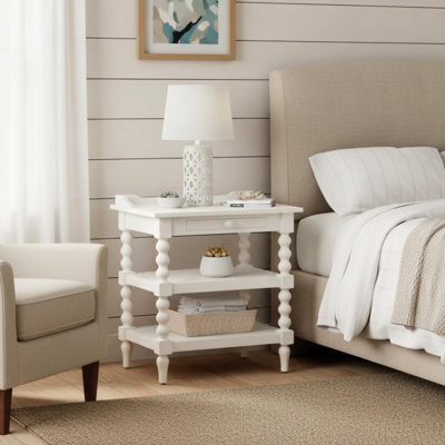 Table de chevet blanche antique avec design compact, bois franc massif et placages de chêne, deux tablettes, plateau coulissant, pieds tournés à la bobine et assemblage en blanc, avec placage, patins de plancher de présentation