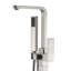 Robinet de baignoire autoportant en métal avec douche à main en nickel brossé, créant une douche relaxante en nickel luxueux et confortable, conçue pour une baignade luxueuse