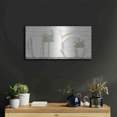 Art mural en métal luxueux «White Ware Shelf I» par Cindy Jacobs, 24 po x 12 po