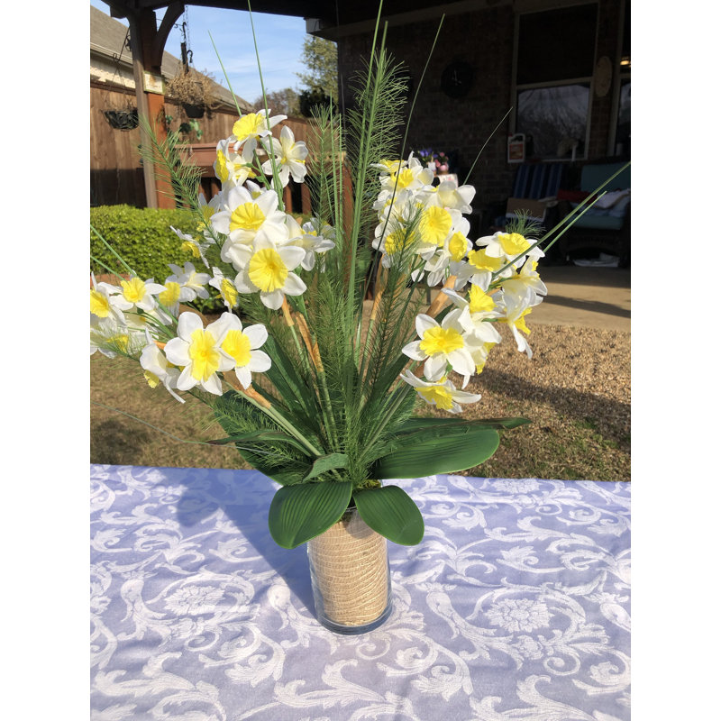 Arrangement floral en vase jonquille