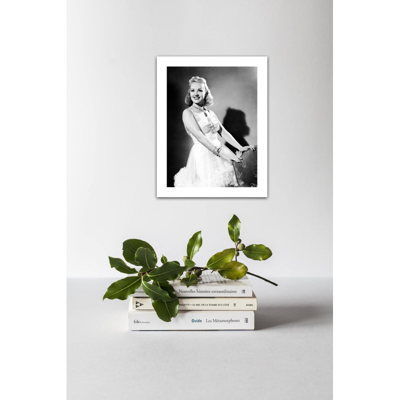 Sourire, Betty Grable, regardant ailleurs - photographie sans cadre, H 10 po x l 8 po