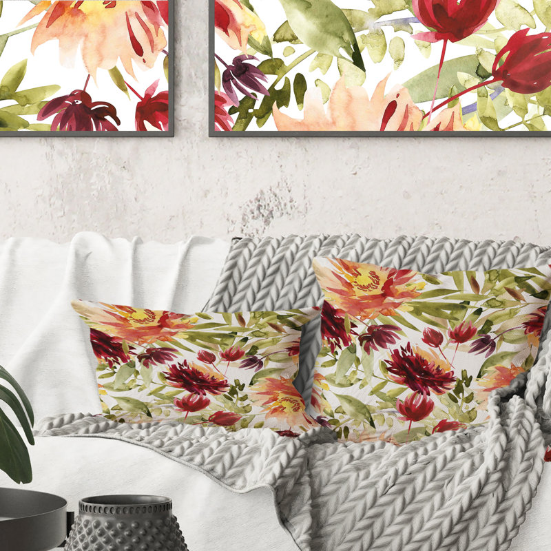 Coussin décoratif à motif de fleurs orange et rouge sur fond blanc 1