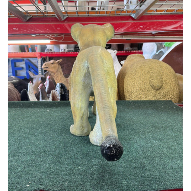 Statue lionne debout