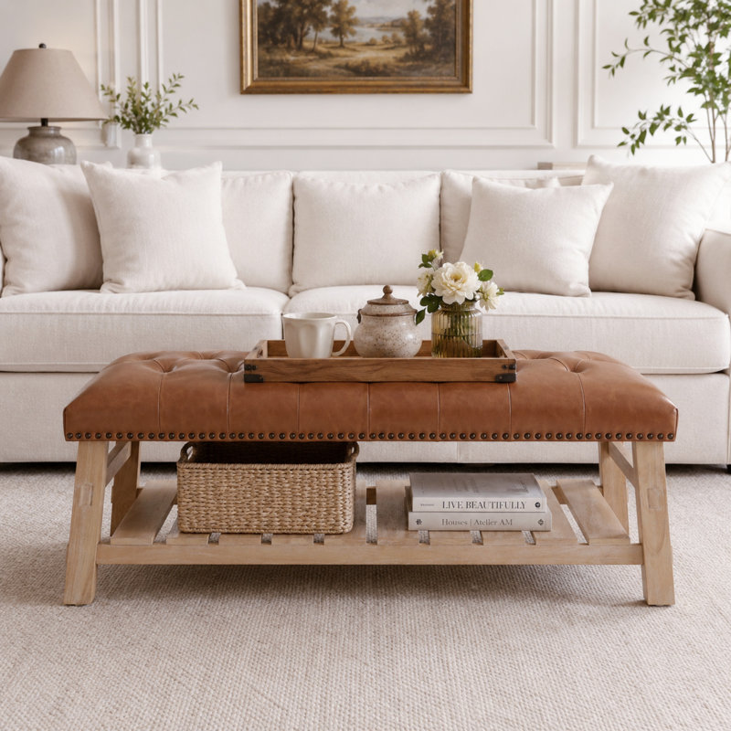 Table basse rectangulaire avec repose-pieds capitonnée, banc rembourré avec garniture cloutée et tablette de rangement inférieure à lattes