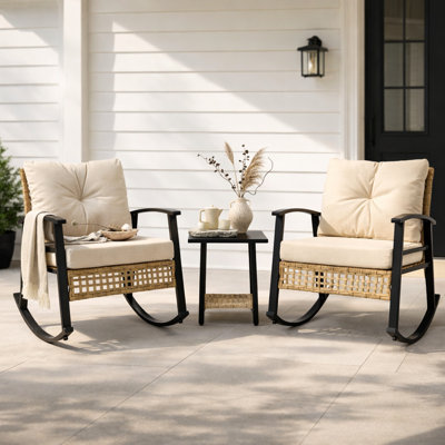 Ensemble de chaises berçantes pour patio, mobilier d'extérieur 3 pièces avec table de bout à 2 niveaux en métal, chaises berçantes en rotin PE, coussins en oléfine et conception résistante aux intempéries
