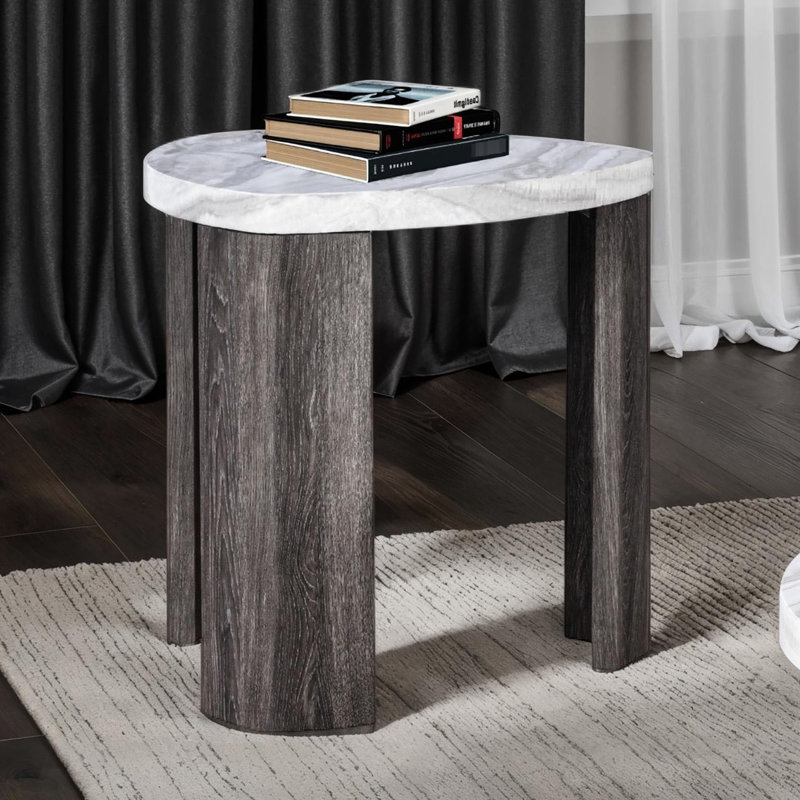 Table d'appoint contemporaine grise à motif de marbre, idéale pour le salon, fabriquée en papier et en hévéa, avec roulettes dissimulées pour une mobilité optimale, 60,2 cm (l) x 61 cm (p) x 63,2 cm (h), vendue à l'unité.