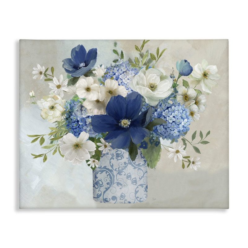 "Bouquet dans un élégant vase à motif en toile", design par Nan, H 16 po x l 20 po