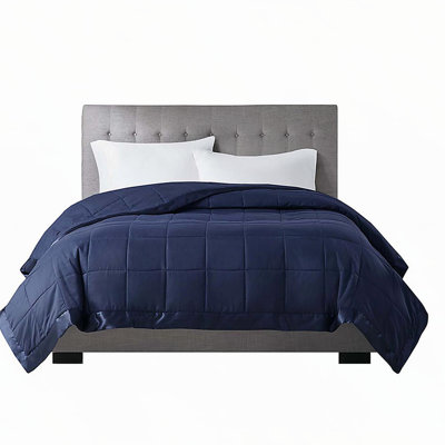 Couverture légère en duvet synthétique avec bordure en satin bleu marine