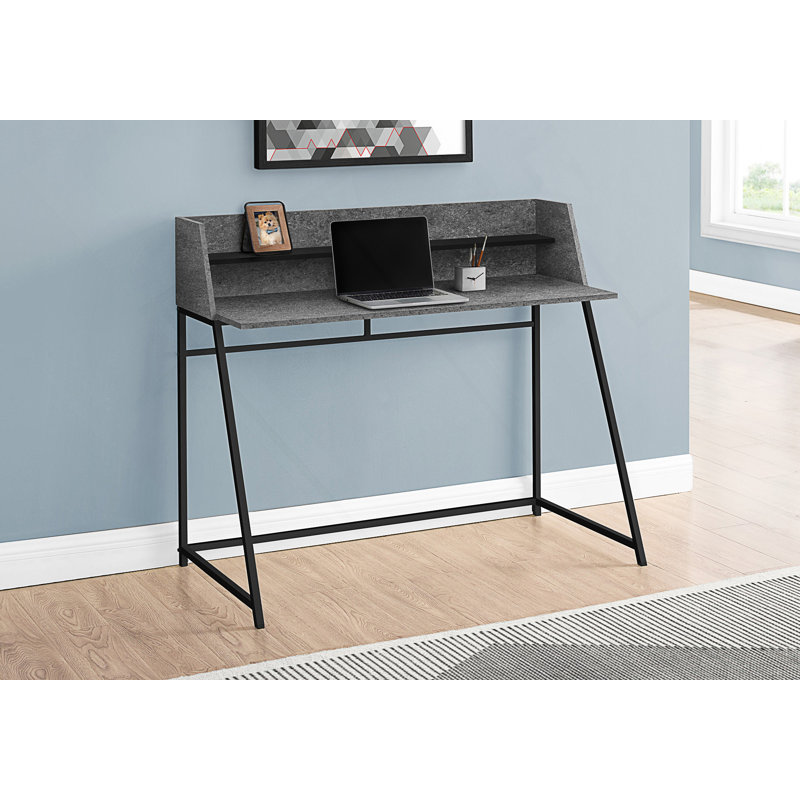 Bureau d'ordinateur moderne avec huche, tablettes de rangement et base en métal robuste pour des espaces de travail à domicile efficaces.