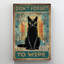 Un chat noir n'oublie pas de s'essuyer-537339595