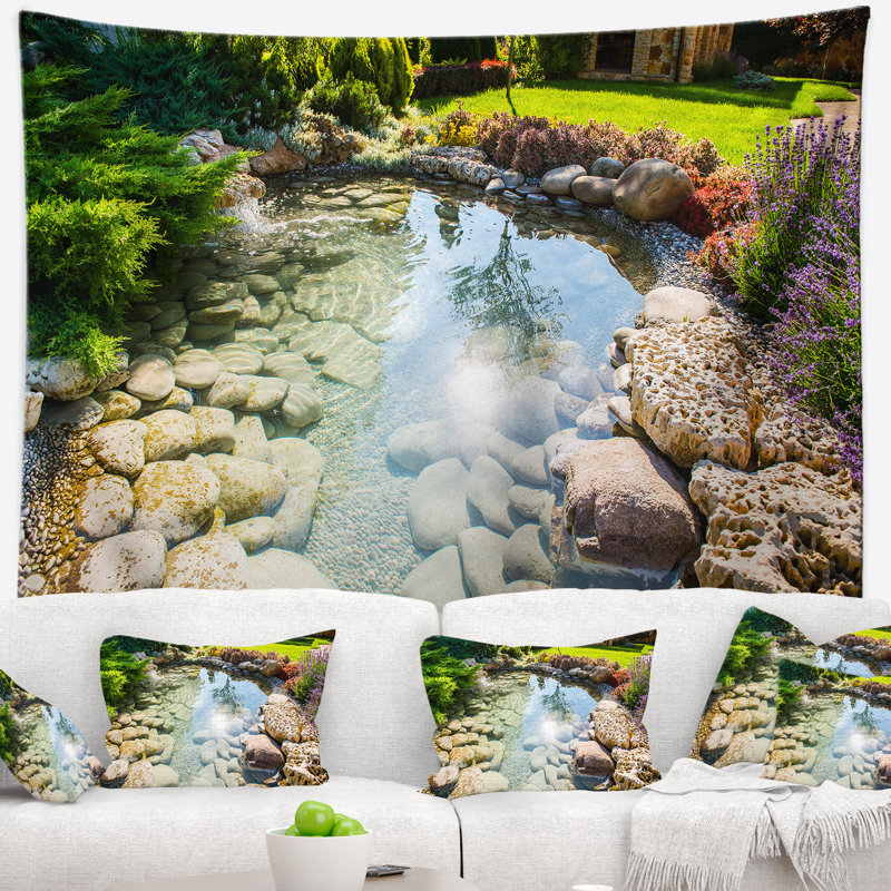Ruisseau dans une tapisserie de paysage rocheux, H 78 po x l 92 po