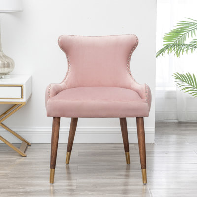 Chaise en velours rose avec revêtement en mousse, pieds courbés et galvanisés, dossier en mousse dense de style contemporain noir et doré, capitonnage à boutons, extrémités des pieds