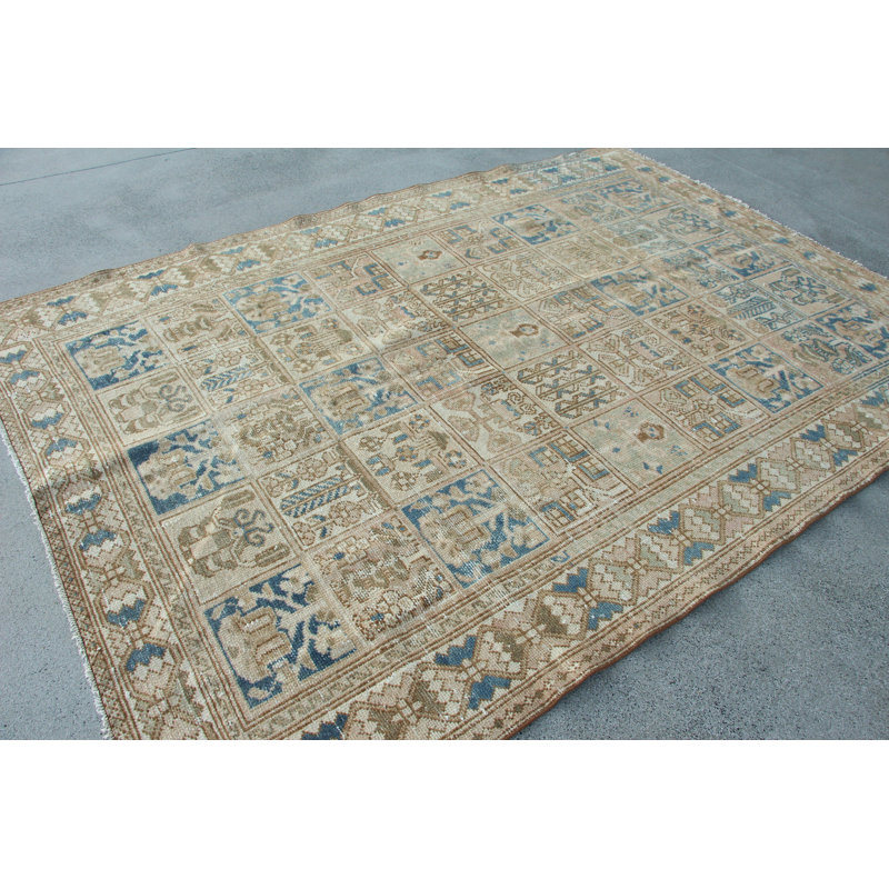 Tapis turc rétro tissé à la main avec un motif géométrique complexe dans des tons beiges et bleus pour une décoration intérieure élégante