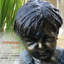 Statue de lit en duvet de garçon assise Sauter