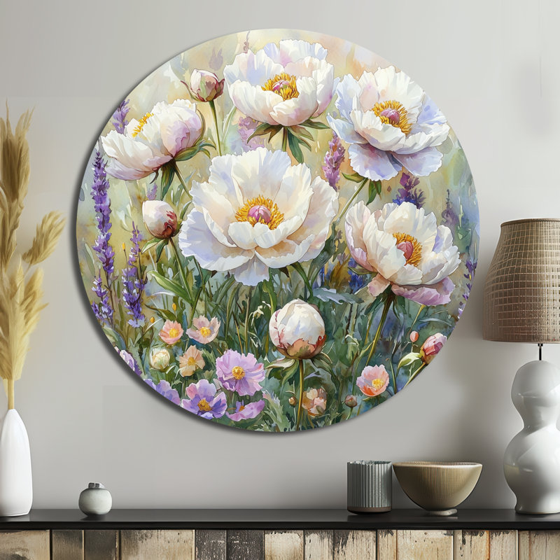 Pivoines dans un champ de fleurs sauvages II - Décoration murale traditionnelle en métal blanc, H 16 po x l 16 po
