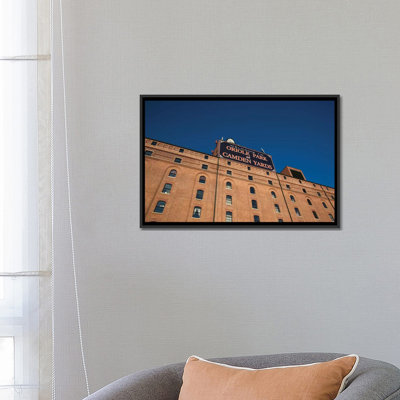 Faible angle de vue d'un parc de baseball, Parc Oriole à Camden Yards, Baltimore, Maryland, États-Unis par Panoramic Images - reproduction de photo sur toile