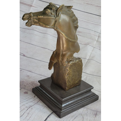 Sculpture en bronze sur fond de marbre