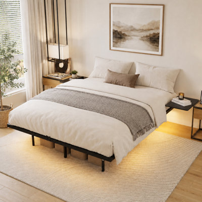 Grand lit plateforme en métal avec lumières DEL et tablettes de rangement