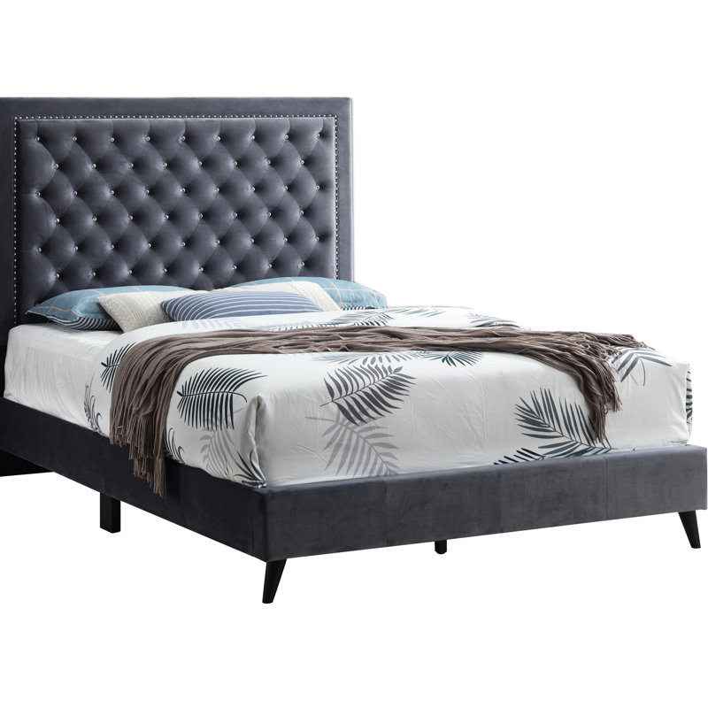 Grand lit chic gris pour le confort de la chambre à coucher - Structure moderne avec système de support surélevé