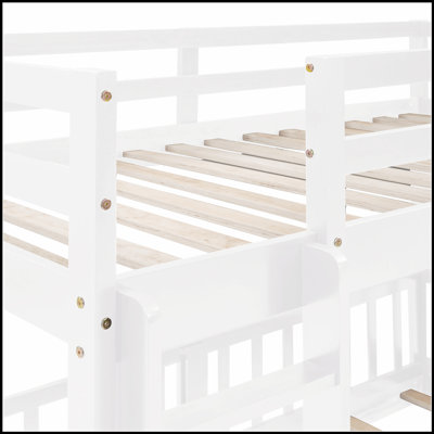 Au-dessus d'un lit superposé avec glissade et échelle, conception convertible pour le plaisir et la sécurité dans les chambres d'enfants