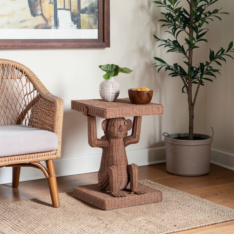 Table de bout Acosta Monkey - Table d'appoint sculpturale en rotin tissée à la main avec base plateforme